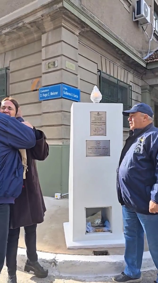El obelisco para el ca&iacute;do en la Base A&eacute;rea de El Palomar.