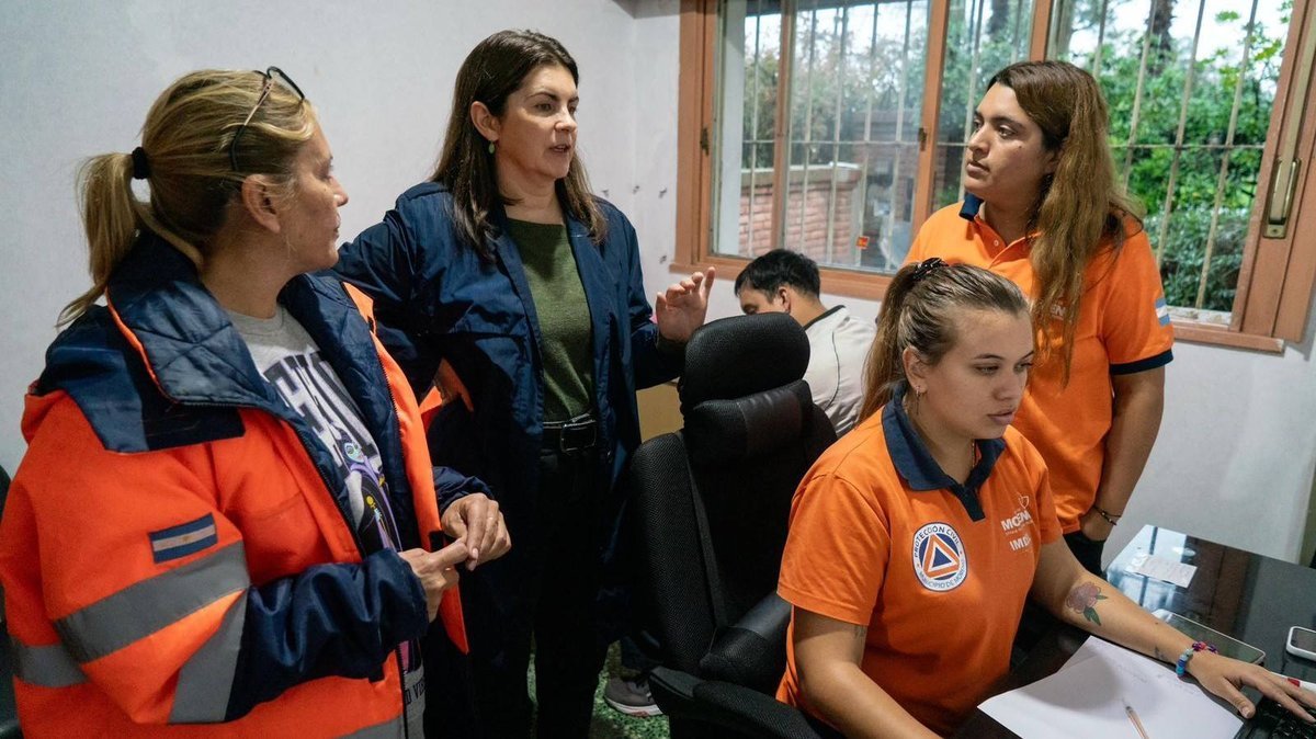 Mariel Fern&aacute;ndez con personal de Defensa Civil de Moreno.
