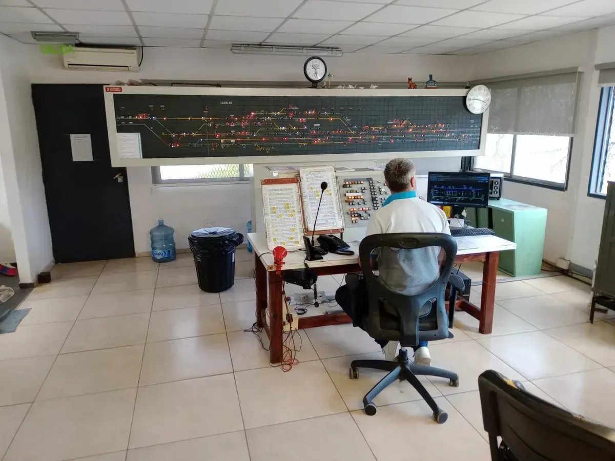 Las actuales mesas de mando anal&oacute;gicas del Tren Sarmiento.