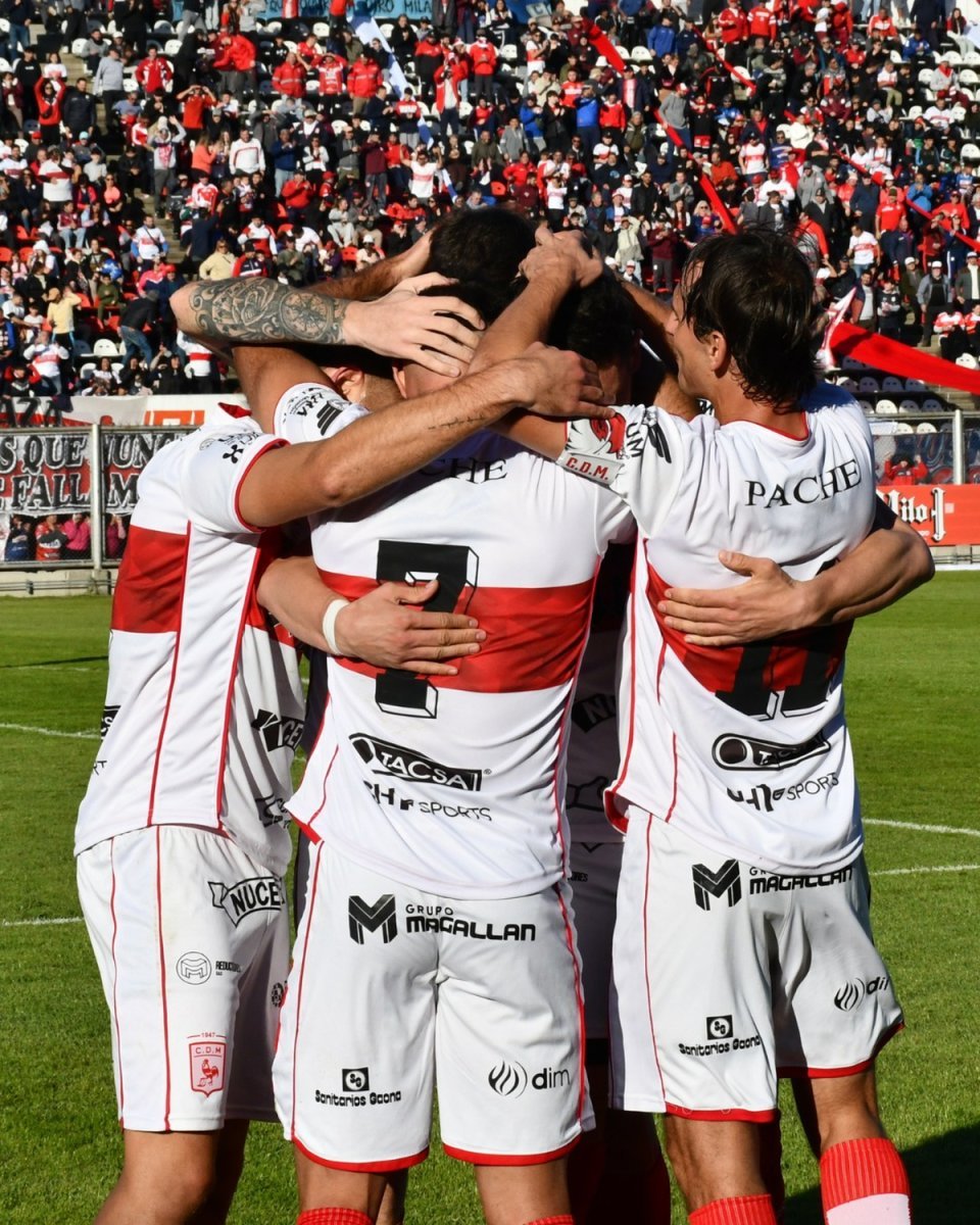 El abrazo de los jugadores de Deportivo Mor&oacute;n en la victoria ante Chaco For Ever.