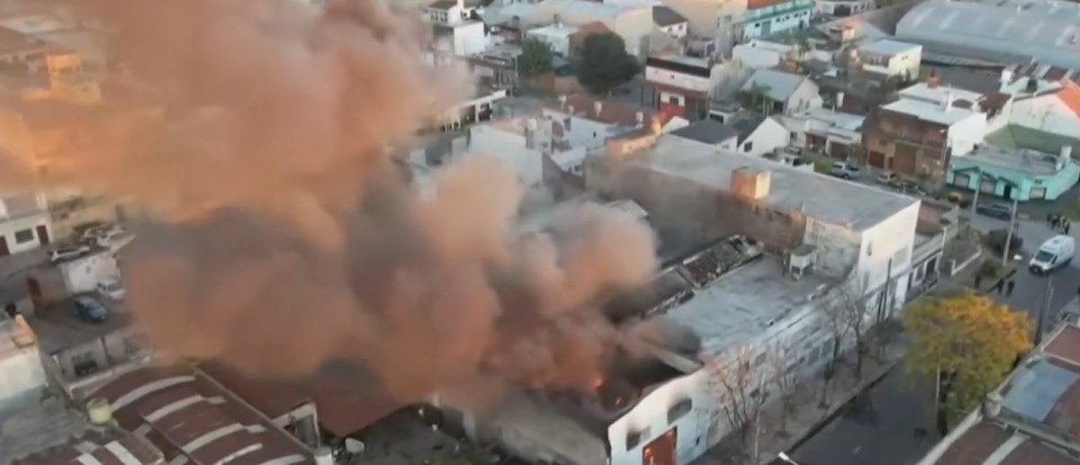 Feroz incendi&oacute; San Justo: se prendi&oacute; fuego una f&aacute;brica y evac&uacute;an a los vecinos.