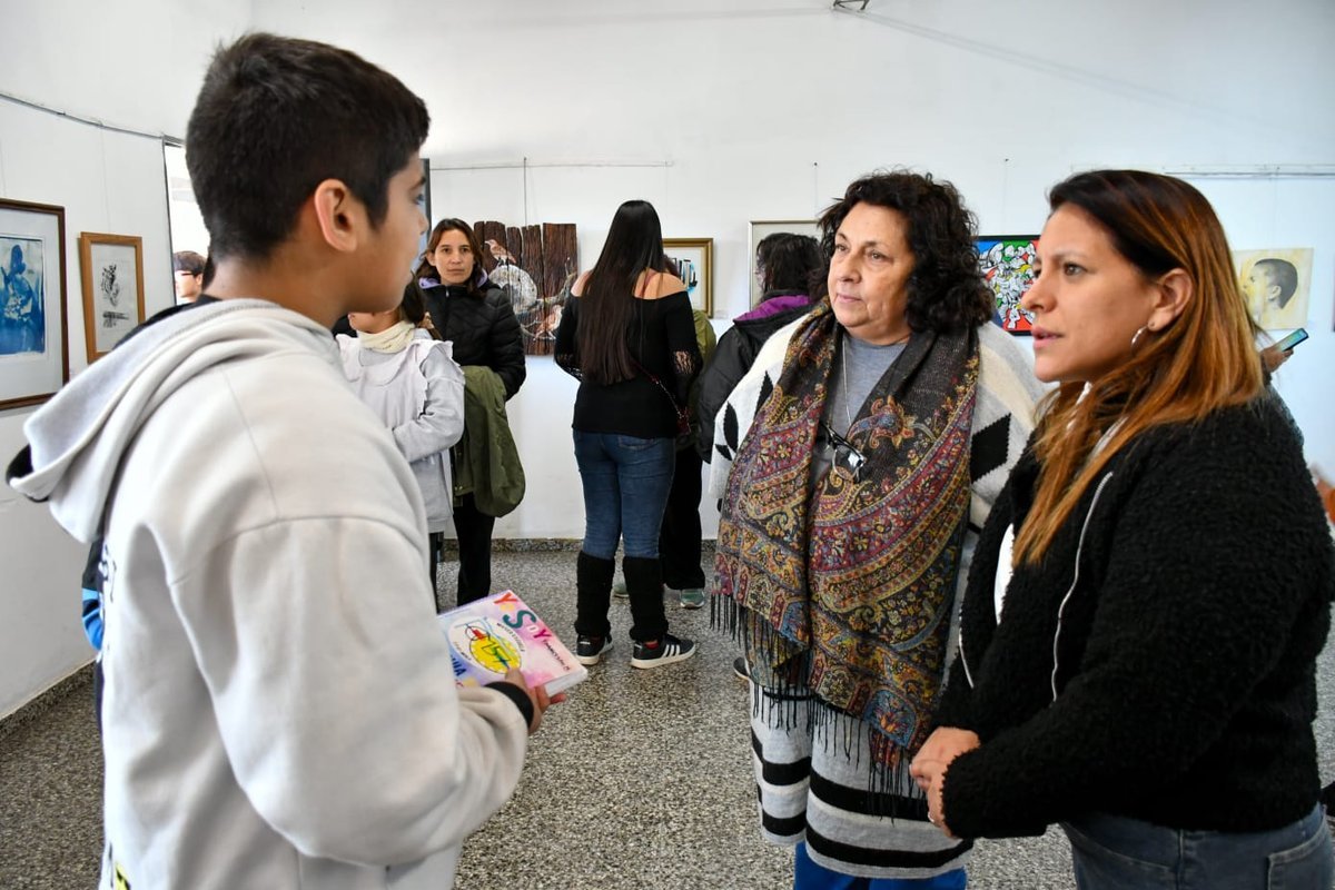Una de las salas de exposici&oacute;n en la Escuela N&deg;57 de Libertad.