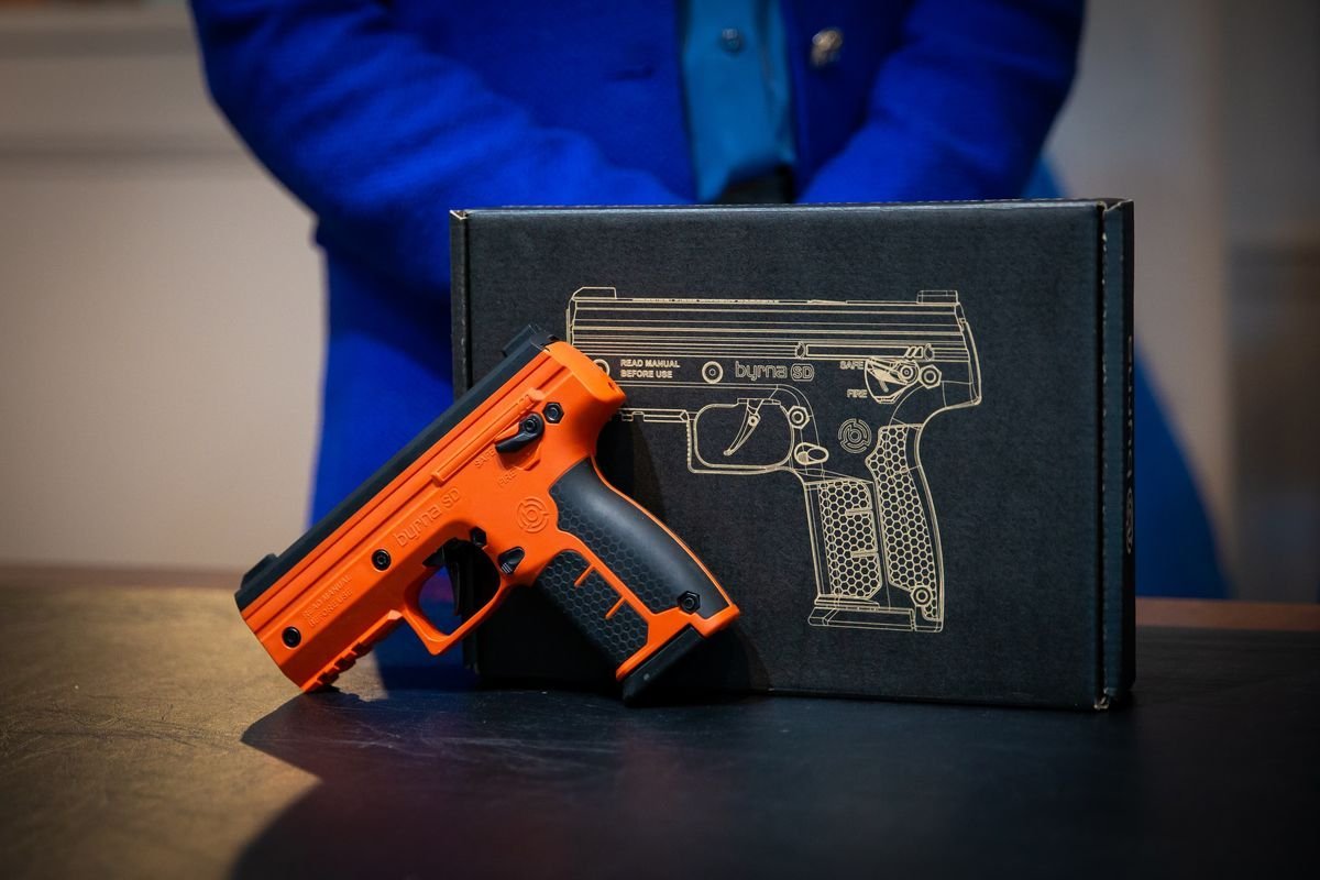 Junto a Patricia Bullrich, Valenzuela present&oacute; las armas no letales en Tres de Febrero.