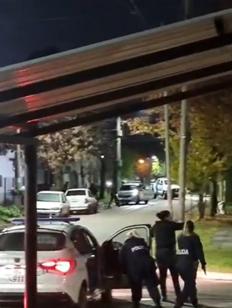 P&aacute;nico en Ituzaing&oacute;: un polic&iacute;a dispar&oacute; m&aacute;s de 30 veces al aire con su arma reglamentaria.