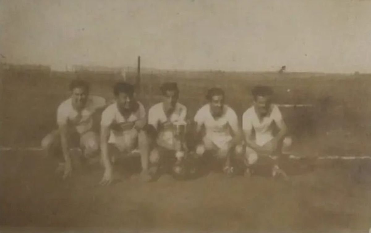 La primera cancha del Gallo en Villa Tesei.