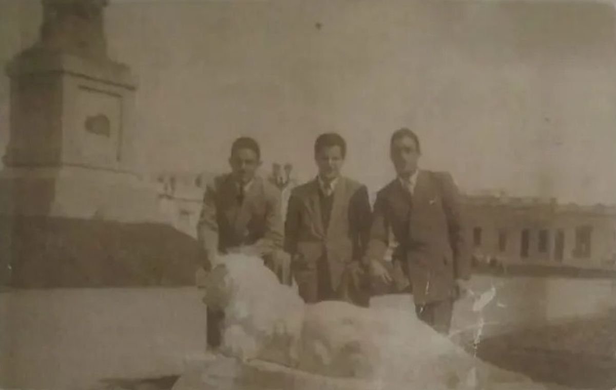 Carlos Cad&oacute;, uno de los primeros vocales de Deportivo Mor&oacute;n, en la Plaza San Mart&iacute;n.