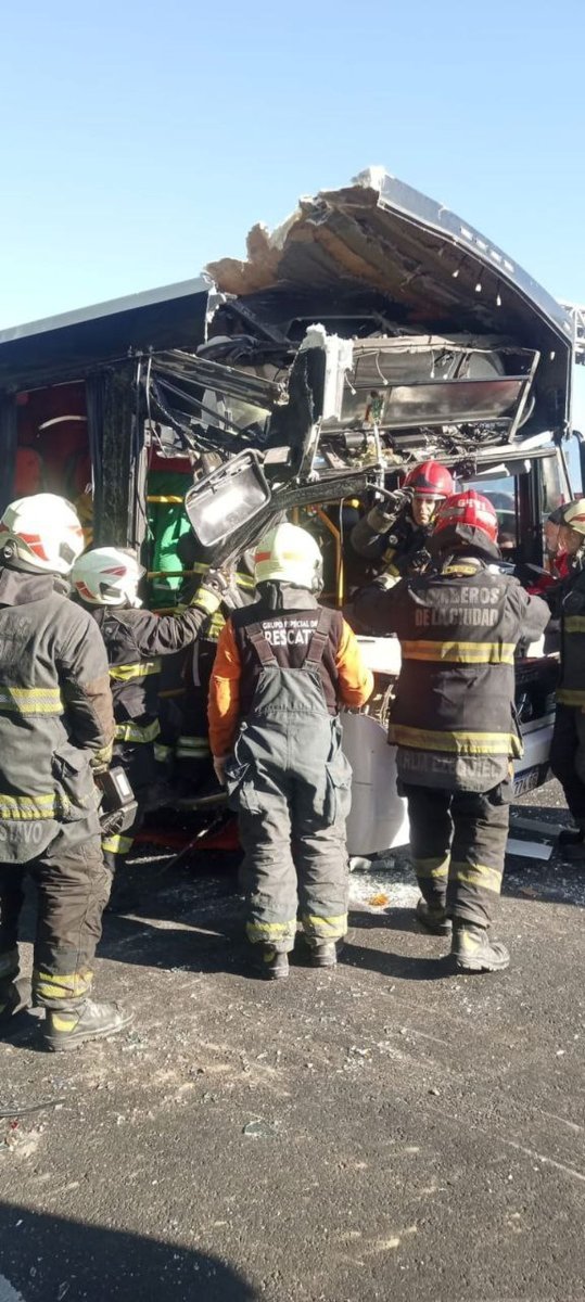 Impactante choque entre un colectivo y un cami&oacute;n en la colectora de General Paz, hay heridos.