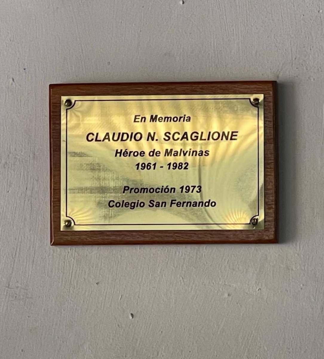 La placa del Colegio San Fernando, en donde hizo la primaria.