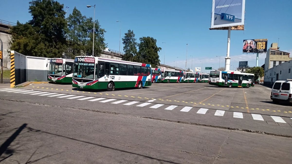 Lo que entre 1945 y 1969 era la cancha de Liniers hoy es una terminal de colectivos.