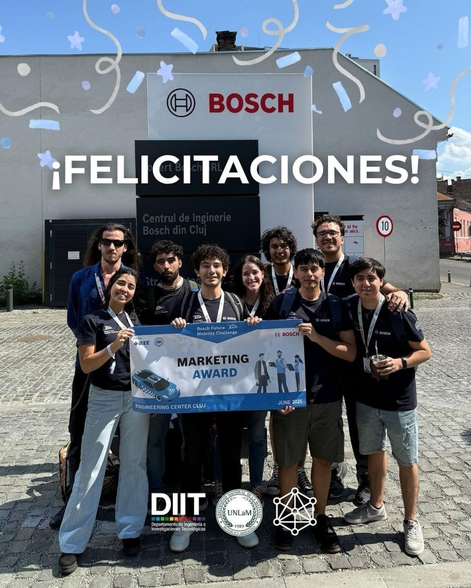 Los estudiantes de la UNLaM con su premio.