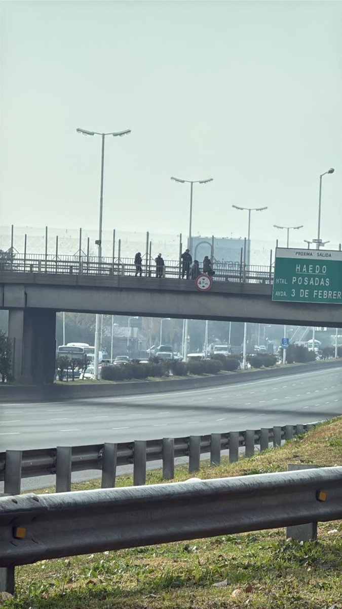 Desesperaci&oacute;n en Acceso Oeste: un hombre amenaz&oacute; con tirarse de un puente.