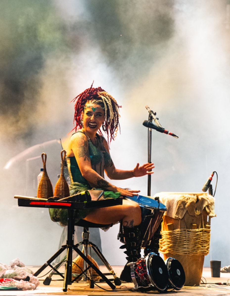 Ximena cantante y percusionista de La Delio Valdez.