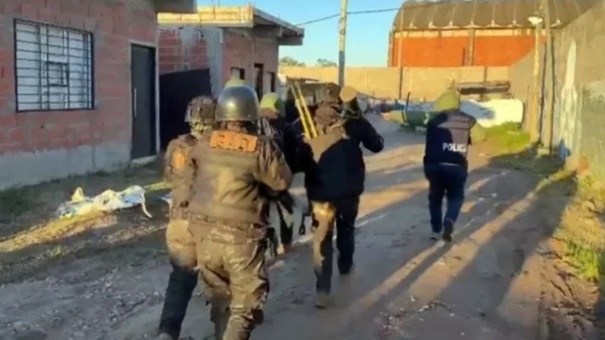 Un jubilado se resisti&oacute; a un allanamiento en Gonz&aacute;lez Cat&aacute;n, se enfrent&oacute; a la polic&iacute;a y muri&oacute;.