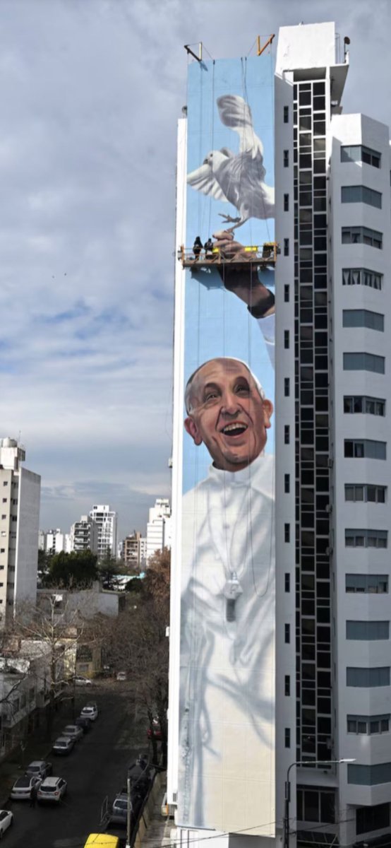 El mural del Papa Francisco del artista del Oeste en La Plata.