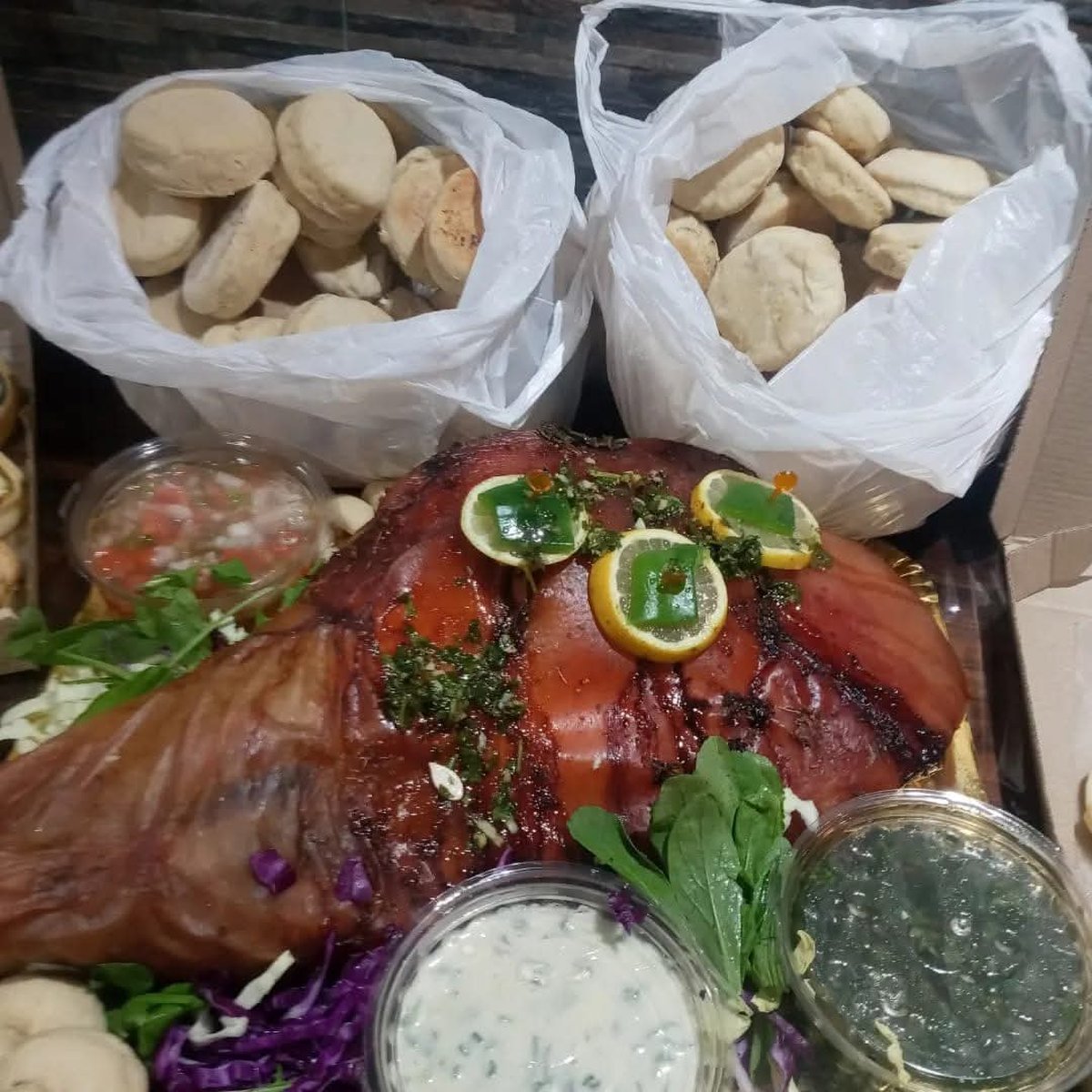 "Te hacemos la pata", el emprendimiento de pernil del oeste que te soluciona los eventos