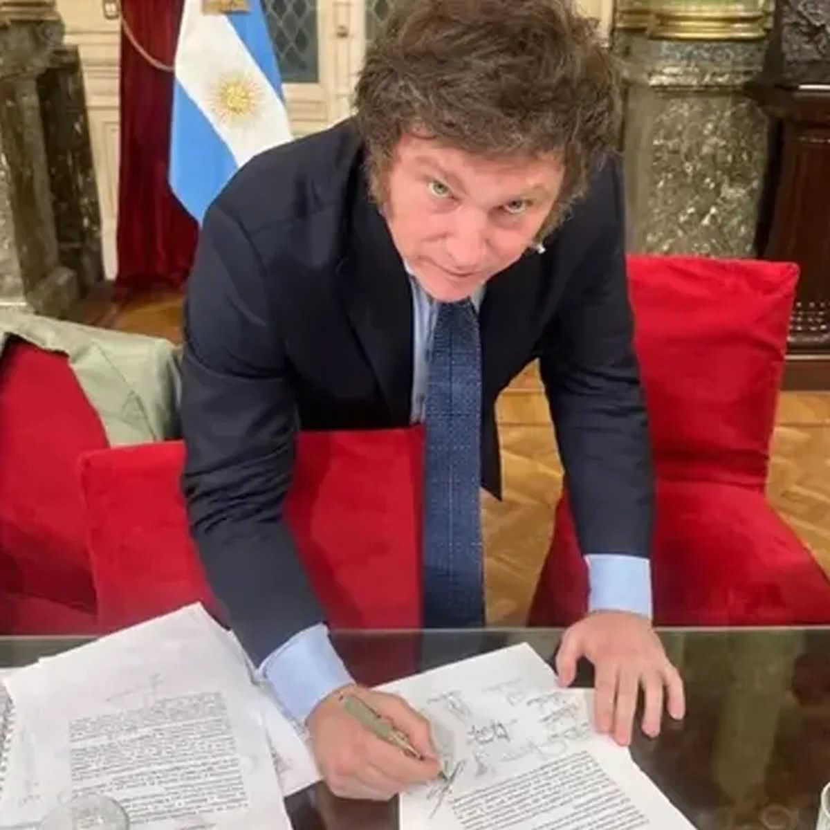 Javier Milei firmando el veto