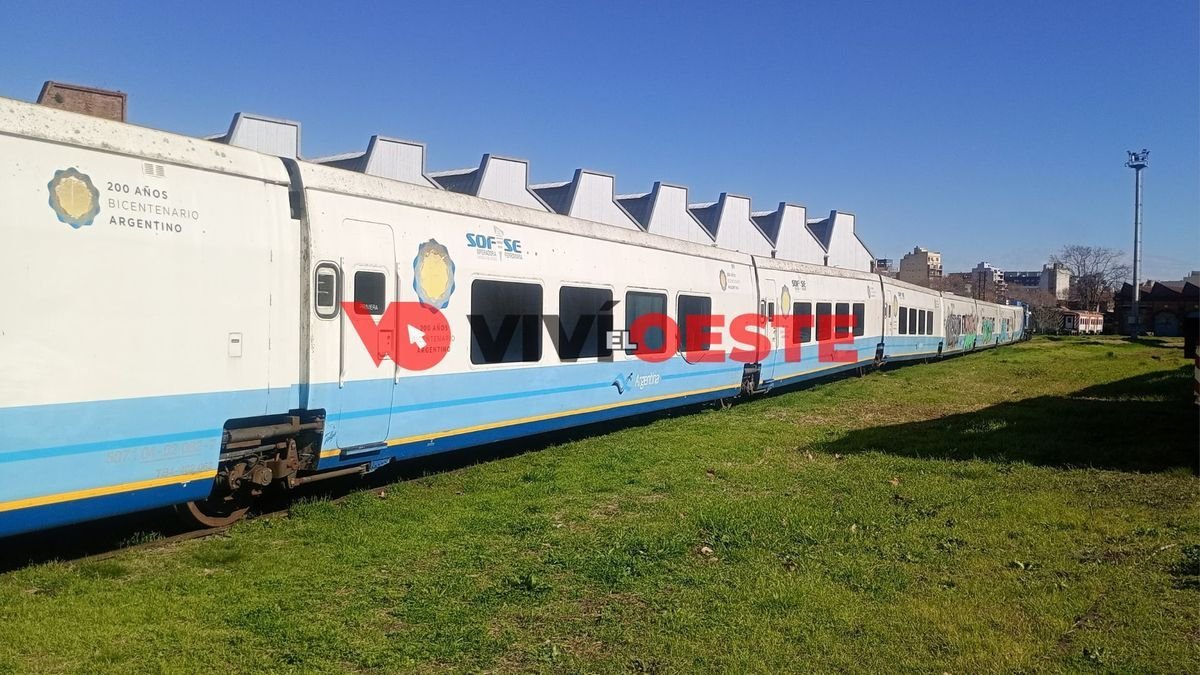 La curiosa formaci&oacute;n que pas&oacute; por las v&iacute;as del tren Sarmiento