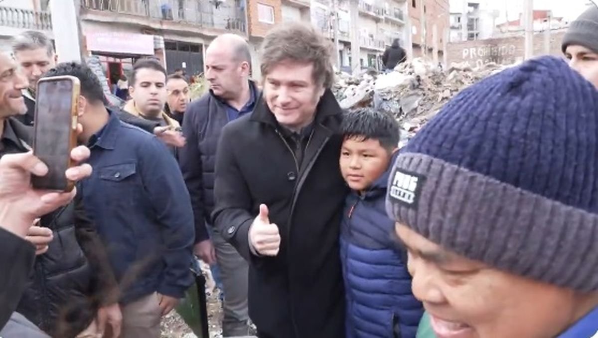 Javier Milei junto a vecinos de Villa Celina