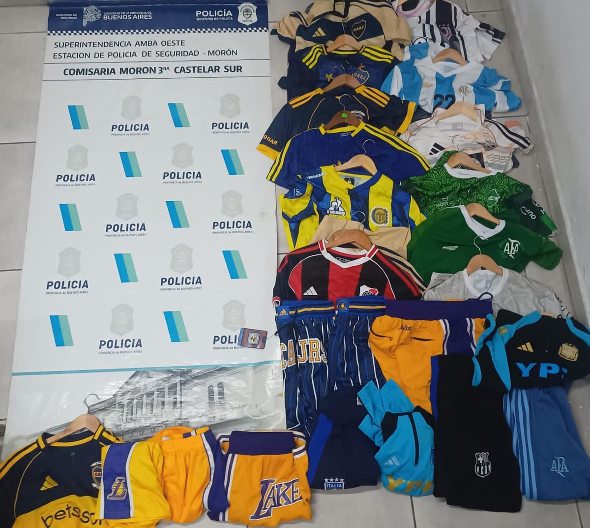 Dos detenidos por robar un comercio de ropa deportiva