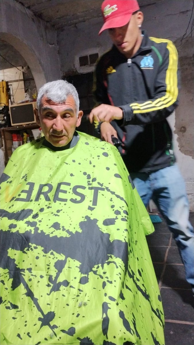 Gesto solidario: corte de pelo gratis a jubilados 