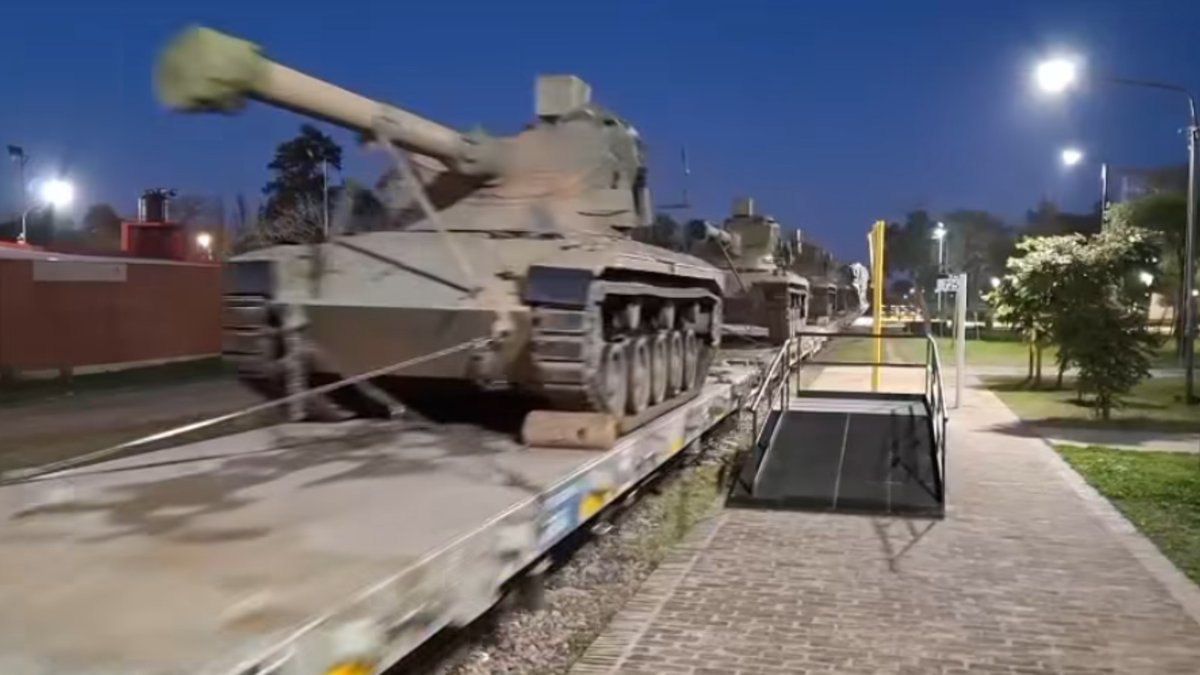 Tanques de guerra por las v&iacute;as del tren: el video que llam&oacute; la atenci&oacute;n de la comunidad.