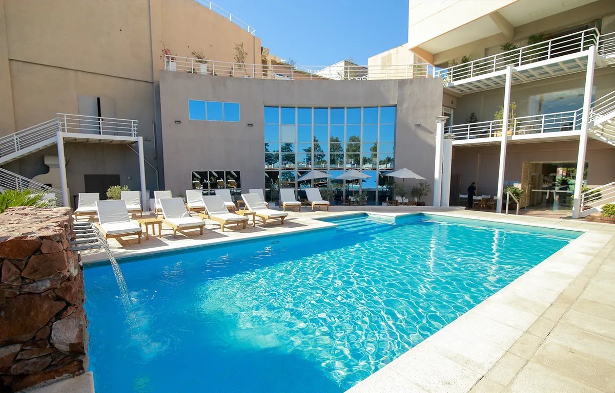 La piscina del Hotel Towe Inn en San Rafael  