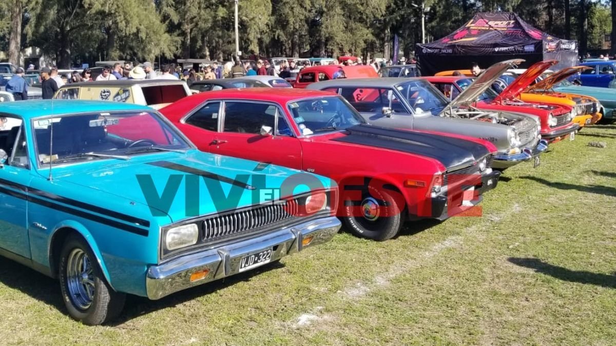Exposici&oacute;n de autos en Ciudad Evita