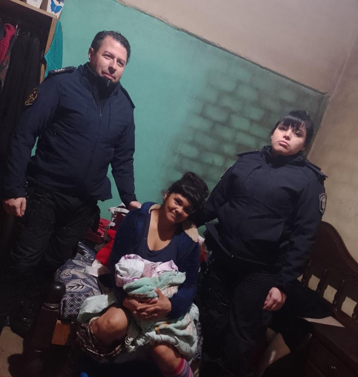 Polic&iacute;as de Merlo ayudaron a una vecina a dar a luz en su casa