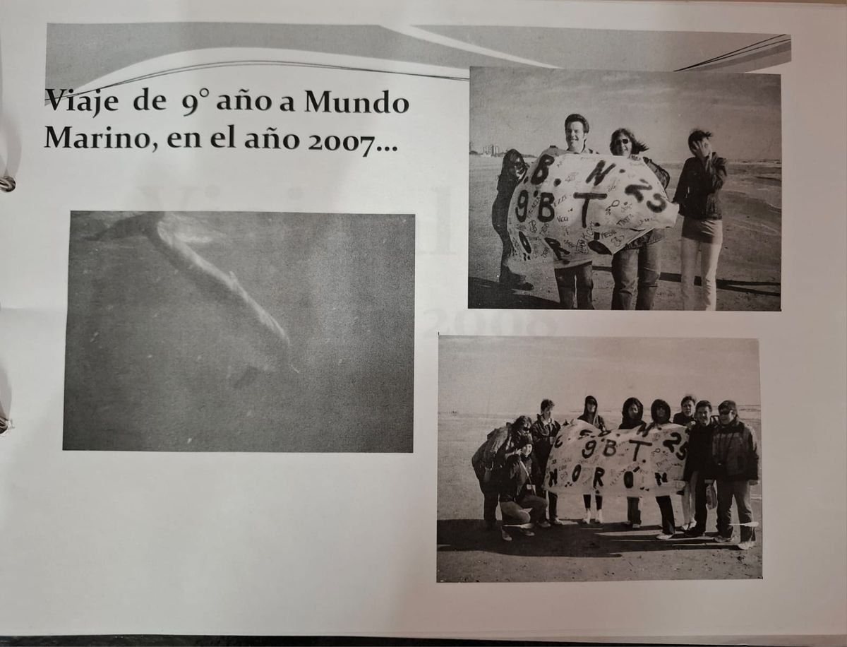 Rosa, junto a los alumnos que conocieron el mar por primera vez.