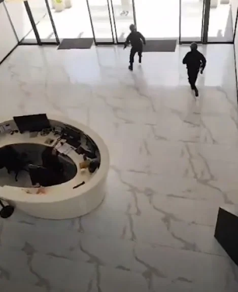 Los falsos polic&iacute;as intentando escapar.