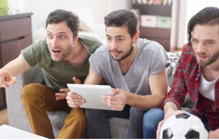 https://www.magnific.com/free-photo/real-emotions-soccer-match-tv_12374887.htm#fromView=search&page=1&position=3&uuid=d07fe2eb-d266-48bc-aedd-3ceec2537852&track=ais_test_b&query=El+f%C3%BAtbol+en+tiempo+real%3A+c%C3%B3mo+los+datos+transforman+la+experiencia+del+hincha